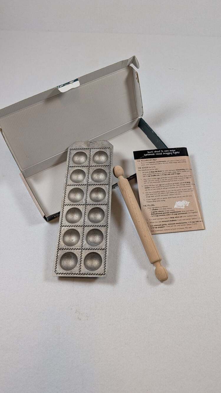 Ravioliera 12-Hole Round Ravioli Mold with Rolling Pin